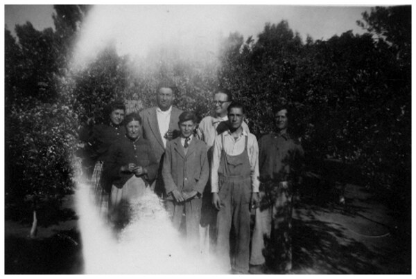 Foto antigua original en blanco y negro antes de la restauración con Gemini