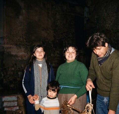 Foto familiar restaurada con Gemini usando el prompt 1