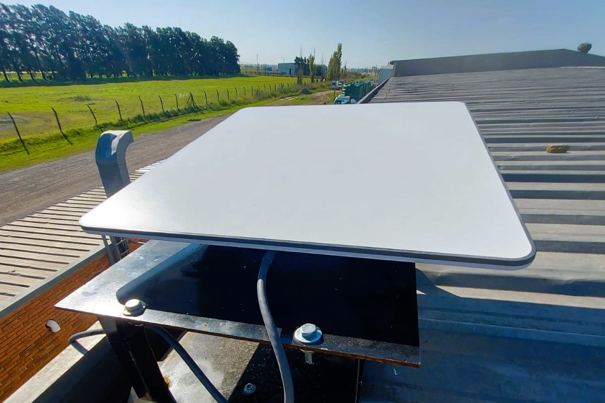 Antena Starlink Performance instalada en la planta
