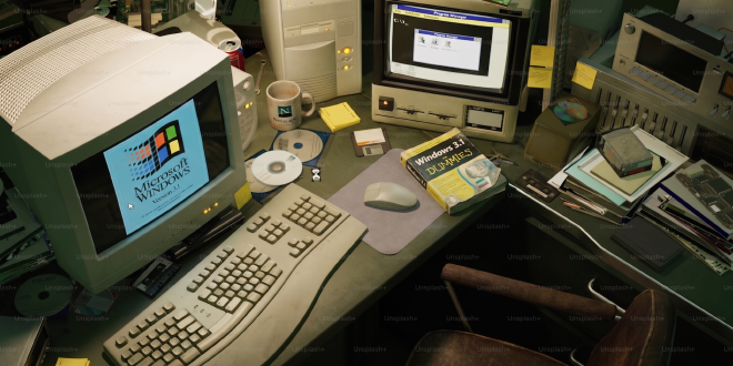 PC de escritorio noventosa con monitor CRT, diskettes y cajas de software sobre una mesa