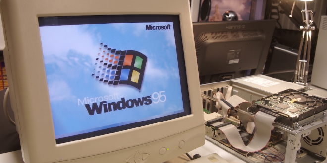 Diskettes de instalación, una pantalla de DOS y una carpeta vieja de programas