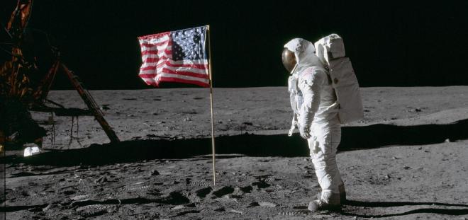 Buzz Aldrin junto a la bandera en Apollo 11