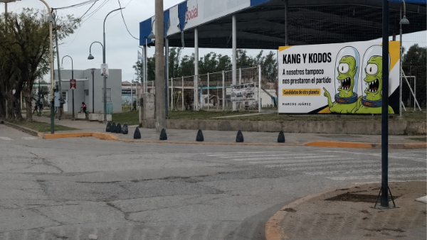 Contraste: cartelera nueva para candidatos, carteles rotos en la obra pública